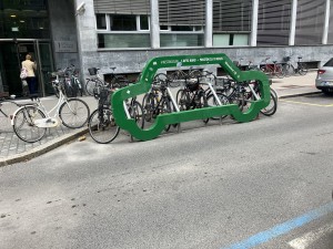Poučen prikaz  koliko javnega prostora zasede en avto s katerim bi se, zelo verjetno, pripeljal en človek. Namesto tega je tu parkiranih 10 koles in še dva povrh!
